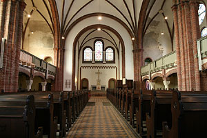 Innenraum der Kirche mit Kirchengestühl