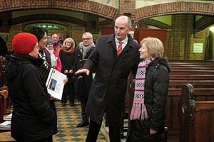 Übergabe der Spende für die Fenster-