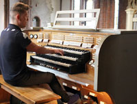 St. Jakobi zu Luckenwalde, Spieltisch der Orgel